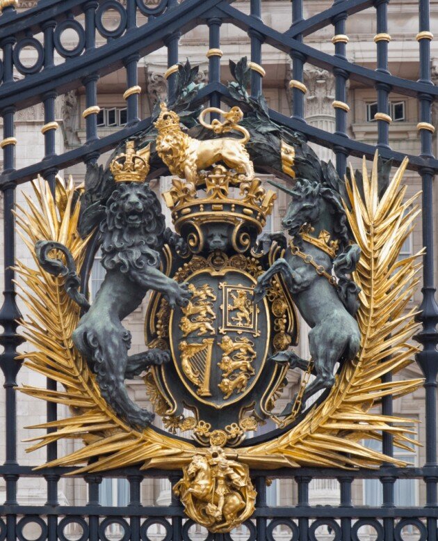 Герб на воротах Букингемского дворца